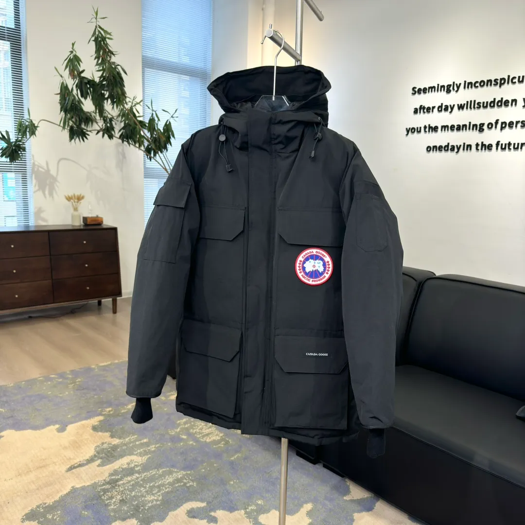 P800 🇨🇦Canada Goose "Canada Goose" 🇨🇦 Beichen White / 08 Expedition Parka 4660M Product color: black, off-white, red, sand pink, sky blue, graphite gray, Beichen white, navy, sky blue, gray camouflage gray black label Product size: XS, S, M, L, XL, XXL The Expedition was originally a parka designed for scientists at the McMurdo Research Station in Antarctica. Whether your next journey takes you into the frozen urban jungle or across uncharted ice fields, wear Canada Goose's Expedition Parka and get proven results year after year in Antarctica by the National Science Foundation's Center for Polar Research.  Material list: 1⃣ Uses Y-shaped Velcro imported from Taiwan (exclusive in the market) 2⃣ Uses 18-count polyester-cotton blended fabric imported from South Korea (authentic synchronized fabric) 3⃣ National standard 80% white duck down, (zp uses 80% white duck down/90% of all boasts are fake) 4⃣ Western Canadian coyote hair (non-market dyed fox hair filled with wolf hair) Material analysis characteristics: 1⃣ The original/polyester-cotton fabric has a high polyester fiber content, and the polyester-cotton fabric has high heat and light resistance and good stability. It has bright colors, high fiber strength, durability, light resistance, heat resistance, and straightness. 2⃣ As we all know, the original version uses 80% white duck down. The fill power refers to the cubic inches of volume occupied by each ounce (30 grams) of down under certain conditions. If one ounce of down occupies 500 cubic inches, the fill power of the down is 500. So we can simply understand it as: fill power is the volume of down, and the volume of down is fill power. The higher the fill power of down, it means that under the same filling amount, down can fix a larger volume of air layer to keep warm and insulate, so the warmth retention of down is better. 3⃣ Western Canadian coyote hair, "large range of selected neck hair" is soft and fluffy, each wolf hair is 60-63 long / 14-16 wide at the peak, this width + preferred parts. It is basically unmatched by the same industry
